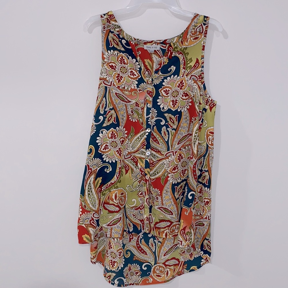 Sleeveless buttoned asymmetrical hem tunic with beautiful floral print